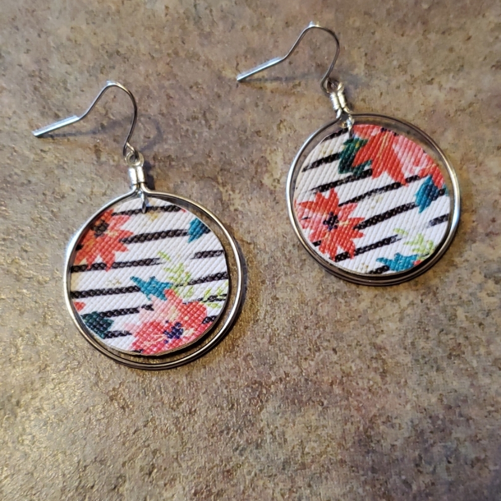 ‼‼STRIPED FLORAL FAUX LEATHER EARRINGS CUTE 1 PAIR